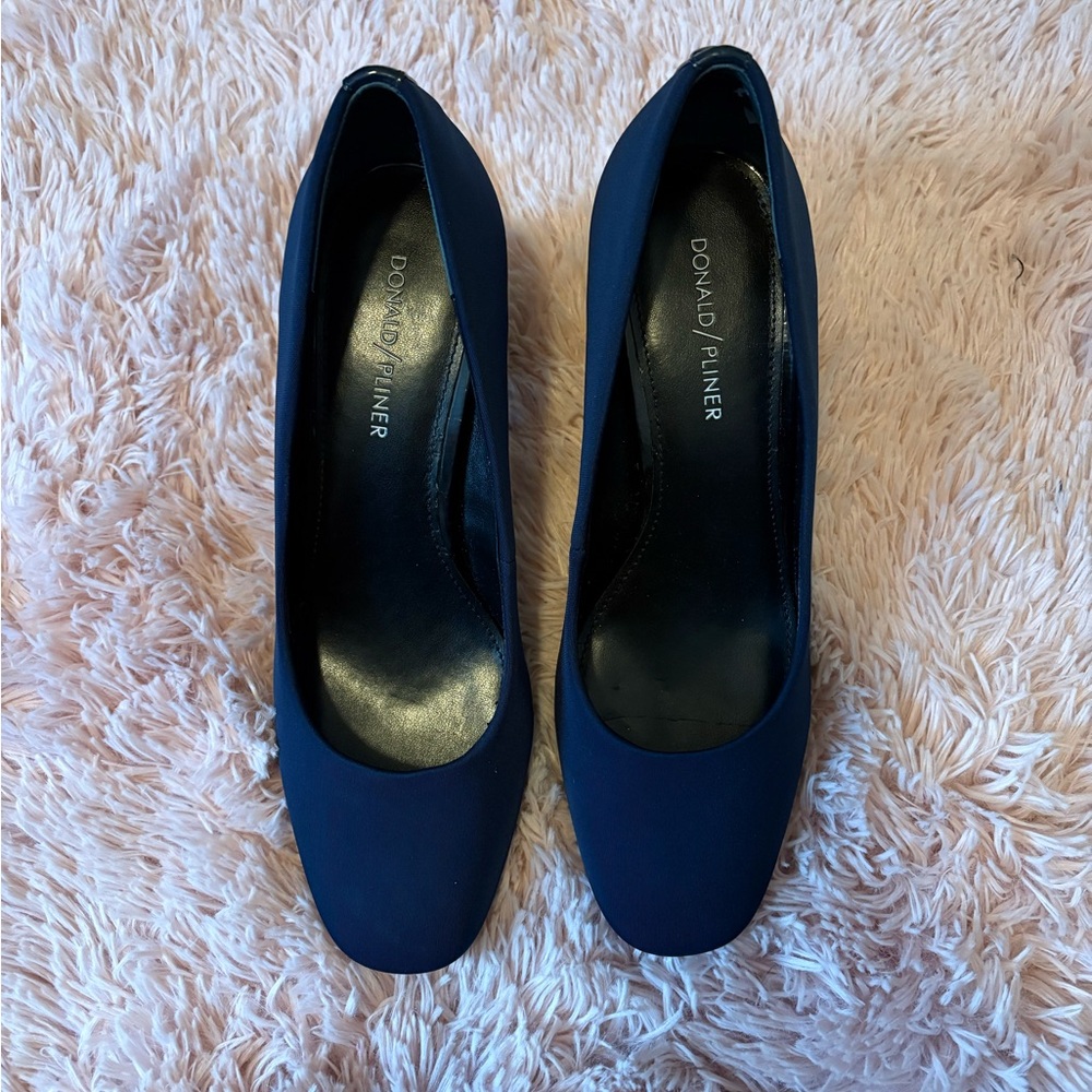 Donald J. Pliner Women's Navy Heels - Picture 3 of 8